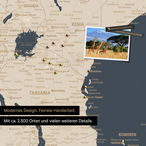 Detailreiche Afrika-Karte als Pinnwand in Hale Navy (Dunkelblau-Gold) zur Markierung von 2.500 Reisezielen in Tansania, Kenia und vielen anderen afrikanischen Ländern – ideal für die Markierung vergangener Reisen und zukünftiger Reisepläne