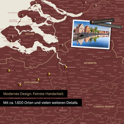 Benelux-Landkarte in Bordeaux Rot als Leinwand zum Pinnen zeigt einen Ausschnitt von Seeland, Ostflandern und Antwerpen mit vielen Details wie Nationalparks, Flüssen und zahlreichen kleinen Orten und Städten, die teilweise mit Pins markiert sind