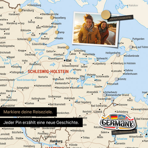 Detail einer magnetischen Deutschland-Karte als Magnettafel in Multicolor Classic zeigt Schleswig-Holstein mit einem angepinnten Urlaubsfoto sowie Reise- und Urlaubsmagnete