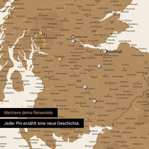 Detail einer magnetischen England & Irland-Karte als Magnettafel zeigt Großbritannien mit einem angepinnten Foto sowie Reise- und Urlaubsmagnete