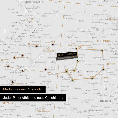 Detaillierte USA Amerika Karte als Pinn-Leinand in Schwarz-Weiß zeigt Pins ins Reisezielen in Utah und Colorado