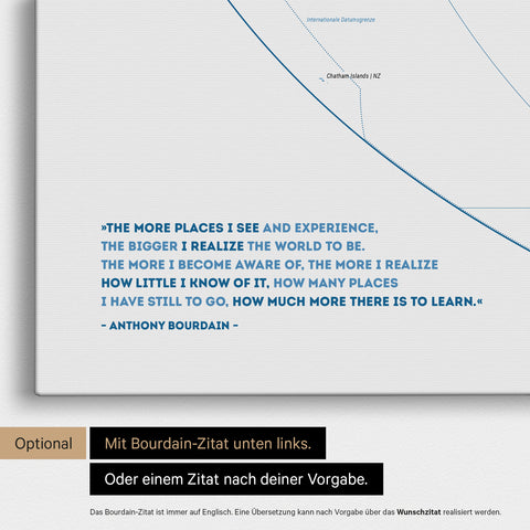 Weltkarte in der Equal-Earth-Projektion in Blau mit eingedrucktem Zitat von Anthony Bourdain, das bei einer Personalisierung gegen ein beliebiges anderes Zitat ersetzt werden kann