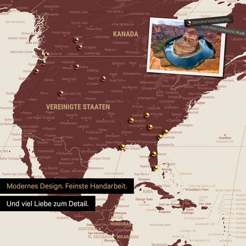 Weltkarte in der Equal-Earth-Projektion als Pinnwand in der Farbe Bordeaux Rot, auf der Reiseziele in den USA und Kanada mit Pins markiert sind