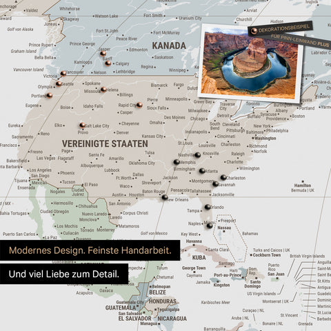 Weltkarte in der Equal-Earth-Projektion als Pinnwand in der Farbe Multicolor Light, auf der Reiseziele in den USA und Kanada mit Pins markiert sind