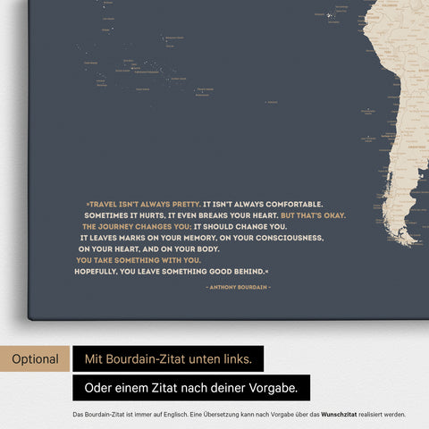 Weltkarte in Hale Navy (Dunkelblau Gold) mit eingedrucktem Zitat von Anthony Bourdain, das bei einer Personalisierung gegen ein beliebiges anderes Zitat ersetzt werden kann