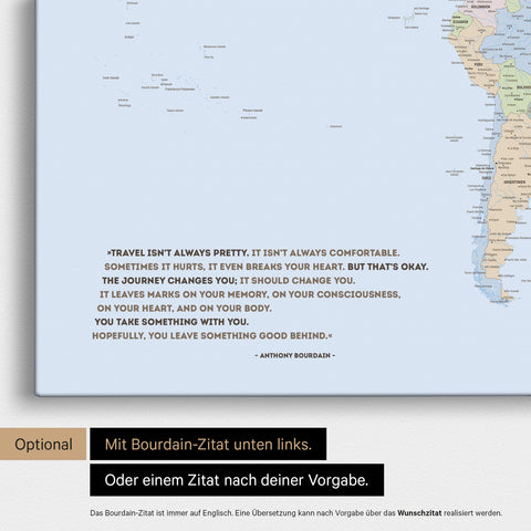 Politische Weltkarte in Multicolor Atlas mit eingedrucktem Zitat von Anthony Bourdain, das bei einer Personalisierung gegen ein beliebiges anderes Zitat ersetzt werden kann