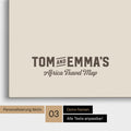Personalisierung einer Afrika-Karte Pinnwand in Warmgray (Braun-Grau) mit einem Logo im Vintage-Look