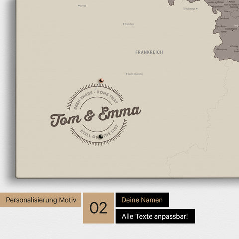 Benelux-Karte Pinn-Leinwand in Warmgray mit Personalisierung als rundes Logo, das eine Legende für bereits besuchte Reiseziele im Rundtext beinhaltet
