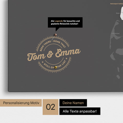 Personalisierte Dänemark-Karte als Pinn-Leinwand in Dunkelgrau mit eingedruckten Namen und einer Legende zur Markierung von besuchten Orten