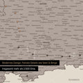 Ausschnitte einer Deutschlandkarte mit Bayern als Pinn-Leinwand in Warmgray (Braun-Grau) mit Bergen, Seen und 2.500 Orten