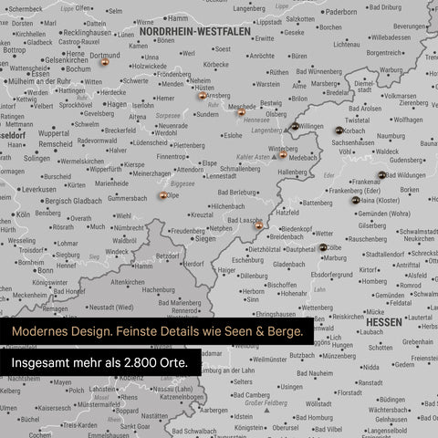 Ausschnitte einer Deutschlandkarte mit Bayern als Pinn-Leinwand in Multicolor Gray mit Bergen, Seen und 2.500 Orten