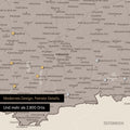 Ausschnitt einer magnetischen Deutschland-Karte in Warmgray (Braun-Grau) zeigt Karte von Bayern, auf der Magnete Reiseziele markieren