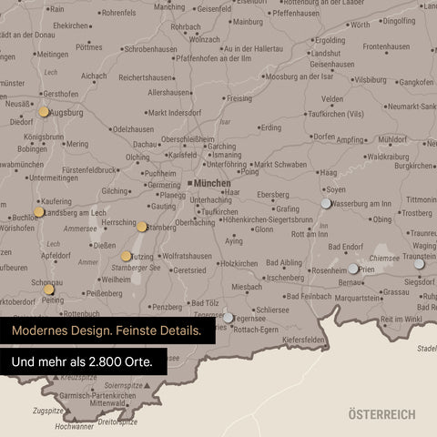 Ausschnitt einer magnetischen Deutschland-Karte in Warmgray (Braun-Grau) zeigt Karte von Bayern, auf der Magnete Reiseziele markieren