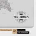 Deutschland-Karte als Pinn-Leinwand in Hellgrau mit eingedruckten Namen als Logo in Form einer Sonne