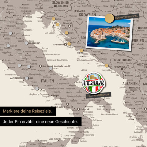 Detail einer magnetischen Europa Landkarte als Magnettafel in Warmgray (Braun-Grau) zeigt einen Ausschnitt von Italien, Kroatien und Griechenland, in der bereits besuchte Reiseziele durch Magnet-Pins markiert sind. Dieses Magnetboard hält auch Urlaubsmagnete wie in diesem Beispiel einen Reise-Magneten von Italien.