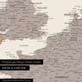 Ausschnitt einer magnetischen Europakarte in Warmgray (Braun-Grau) zeigt einen Ausschnitt von England, Frankreich und Belgien mit Details wie Nationalparks, Flüssen und zahlreichen kleineren Orten und Städten