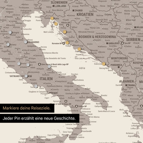 Detail einer magnetischen Europa Landkarte als Magnet-Poster in Warmgray (Braun-Grau) zeigt einen Ausschnitt von Italien, Kroatien und Griechenland