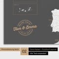 Landkarte von Europa als Poster in Dunkelgrau mit Personalisierung als rundes Logo, das eine Legende für bereits besuchte Reiseziele im Rundtext beinhaltet