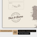 Landkarte von Europa als Poster in Warmgray (Braun-Grau) mit Personalisierung als rundes Logo, das eine Legende für bereits besuchte Reiseziele im Rundtext beinhaltet