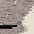 Ausschnitt einer Kanada & USA Landkarte als Pinn-Leinwand in Warmgray (Braun-Grau) zeigt Reiseziele und Highlights in New Brunswick und New England