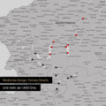 Ausschnitte einer Österreichkarte mit dem Salzkammergut und der Steiermark als Pinn-Leinwand in Hellgrau mit 1.600 Orten
