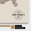 Schweiz-Karte als Pinn-Leinwand in Warmgray (Braun-Grau) mit eingedruckten Namen als Logo in Form einer Sonne