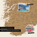 Detail einer magnetischen Skandinavien-Karte als Magnettafel zeigt Norwegen mit einem angepinnten Foto sowie Reise- und Urlaubsmagnete