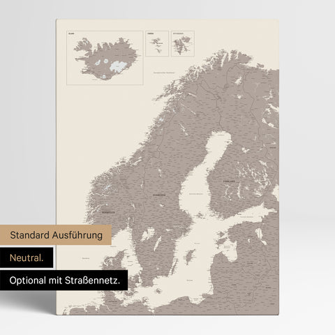Neutrale und schlichte Standard-Ausführung einer Skandinavien-Karte als Pinn-Leinwand in Warmgray (Braun-Grau) mit oder ohne Straßennetz