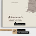 Spanien- & Portugal-Karte als Leinwand in Warmgray mit Personalisierung als Logo mit Familiennamen und Legende für Orte, die man bereits besucht hat und noch besuchen möchte