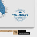 Pinnwand Leinwand einer USA Amerika Karte in Blau mit eingedrucktem Logo „United States"