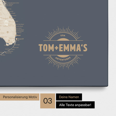 Pinnwand Leinwand einer USA Amerika Karte in Hale Navy (Dunkelblau Gold) mit eingedrucktem Logo „United States"