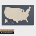 Neutrale und schlichte Ausführung einer USA Amerika Karte als Pinn-Leinwand in Hale Navy (Dunkelblau Gold)