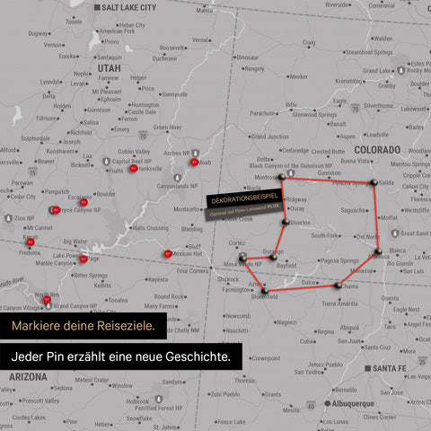 Detaillierte USA Amerika Karte als Pinn-Leinand in Hellgrau zeigt Pins ins Reisezielen in Utah und Colorado