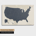 Neutrale und schlichte Ausführung einer USA Amerika Karte als Pinn-Leinwand in Navy Light