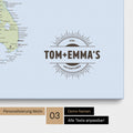 Pinnwand Leinwand einer politischen USA Amerika Karte in Multicolor Atlas mit eingedrucktem Logo „United States"