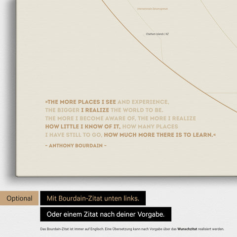 Weltkarte in der Equal-Earth-Projektion in Gold mit eingedrucktem Zitat von Anthony Bourdain, das bei einer Personalisierung gegen ein beliebiges anderes Zitat ersetzt werden kann
