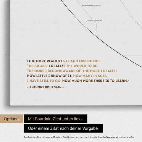 Weltkarte in der Equal-Earth-Projektion in Multicolor Beige mit eingedrucktem Zitat von Anthony Bourdain, das bei einer Personalisierung gegen ein beliebiges anderes Zitat ersetzt werden kann