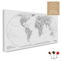 Weltkarte in der Equal-Earth-Projektion und in der Farbe Multicolor Gray als hochwertige Pinn-Leinwand, ideal geeignet zum Markieren von Orten und Planen von Reisen