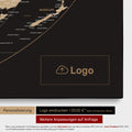Weltkarte in der Equal-Earth-Projektion als Pinn-Leinwand in Sonar Black, auf die ein Firmenlogo eingedruckt werden kann