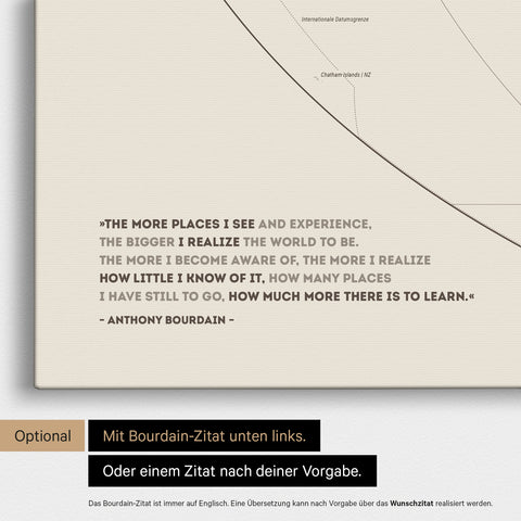 Weltkarte in der Equal-Earth-Projektion in Warmgray (Braun-Grau) mit eingedrucktem Zitat von Anthony Bourdain, das bei einer Personalisierung gegen ein beliebiges anderes Zitat ersetzt werden kann