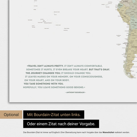 Weltkarte in Farbe Multicolor Sage mit eingedrucktem Zitat von Anthony Bourdain, das bei einer Personalisierung gegen ein beliebiges anderes Zitat ersetzt werden kann
