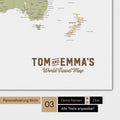 Weltkarte in Farbe Multicolor Sienna mit einem Vintage-Logo als moderne Personalisierung