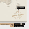 Personalisierte Weltkarte als Pinnwand Leinwand in Gold mit eingedruckten Namen und einer Legende zur Markierung von besuchten Orten