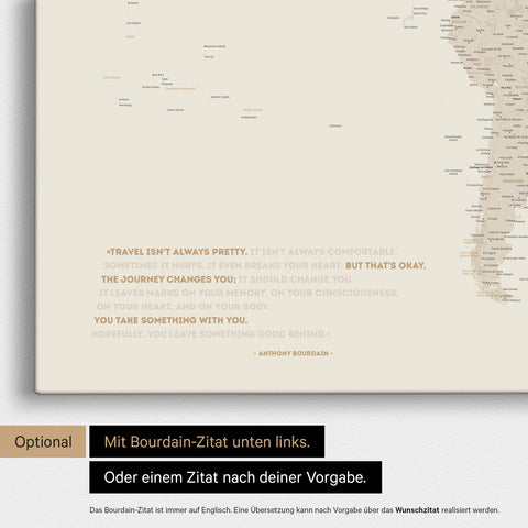 Weltkarte in Gold mit eingedrucktem Zitat von Anthony Bourdain, das bei einer Personalisierung gegen ein beliebiges anderes Zitat ersetzt werden kann
