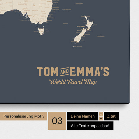 Personalisierung einer Weltkarte Pinnwand in Hale Navy (Dunkelblau Gold) mit einem Logo im Vintage-Look, bei dem die Namen und die Unterzeile „World Travel Map“ geändert werden kann