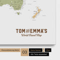 Personalisierung einer Weltkarte Pinnwand in Multicolor Sienna mit einem Logo im Vintage-Look, bei dem die Namen und die Unterzeile „World Travel Map“ geändert werden kann