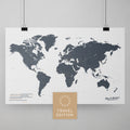 Weltkarte als Poster in Denim Blue zum Pinnen und Markieren von Reisezielen kaufen