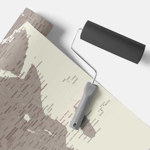 Detailreiche Weltkarte als Fototapete in Warmgray (Braun-Grau), wahlweise als nassklebende oder selbstklebende Tapete